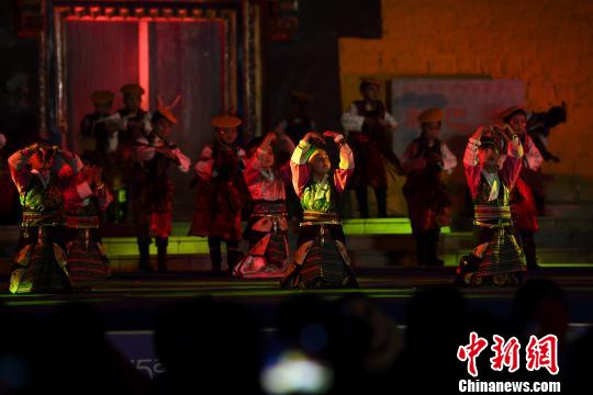 图为吉隆县首届边贸文化旅游节开幕式上独具藏民族特色的演出。　何蓬磊 摄