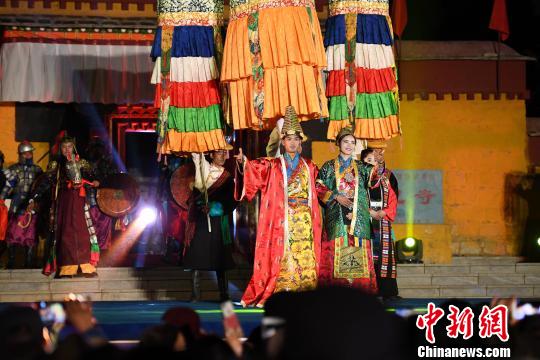 图为吉隆县首届边贸文化旅游节开幕式上独具藏民族特色的演出?！『闻罾?摄