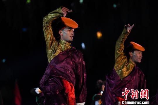 图为吉隆县首届边贸文化旅游节开幕式上独具藏民族特色的演出?！『闻罾?摄