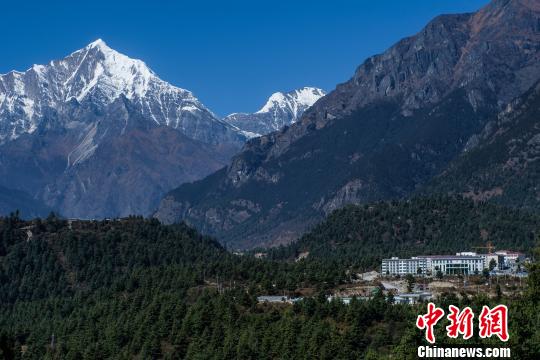 图为中尼边境特色小镇吉隆镇一隅?！『闻罾?摄