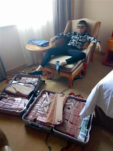 这家人帮诈骗团伙取数千万赃款 铺满床拍视频炫富