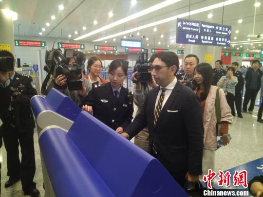 上?？诎墩狡粲?44小时过境免签电子申请系统