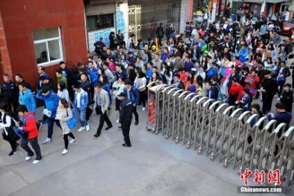 资料图：参加公务员考试的考生走进考点。 韦亮 摄