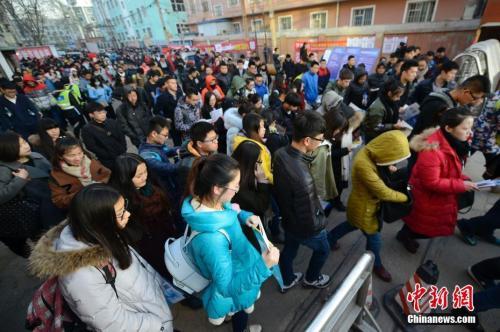 资料图：参加国家公务员考试的考生们陆续进入考场。<a target='_blank' href='http://www.chinanews.com/'>中新社</a>记者 韦亮 摄