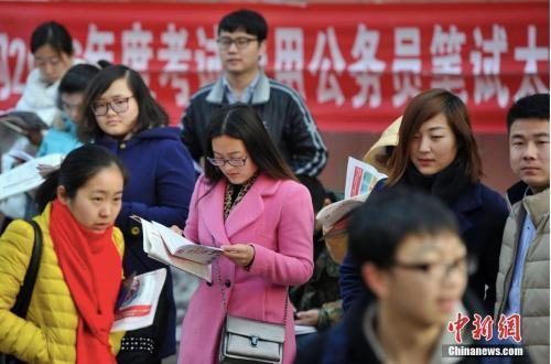 资料图：考试前争分夺秒复习的考生们。<a target='_blank' href='http://www.chinanews.com/'>中新社</a>记者 韦亮 摄