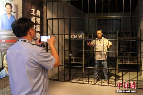 资料图：2015年10月21日上午，海南省公安厅组织党员干部前往海南省反腐倡廉警示教育基地参观受教。洪坚鹏 摄