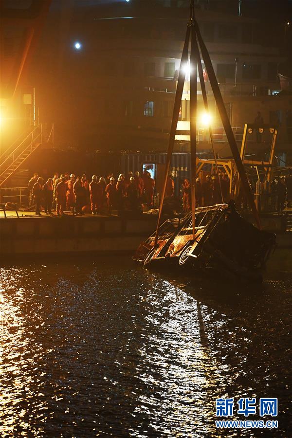 这是10月31日拍摄的重庆万州坠江公交车打捞现场。2