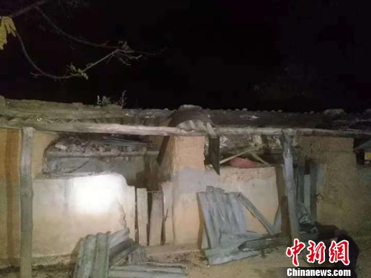 震中受伤的民房?！≈有?摄