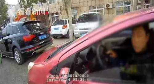 奇葩！男子无证驾车被查 自称不知开车需要驾照