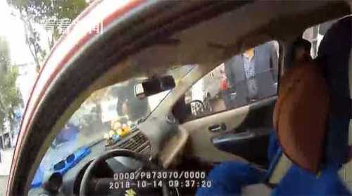 奇葩！男子无证驾车被查 自称不知开车需要驾照