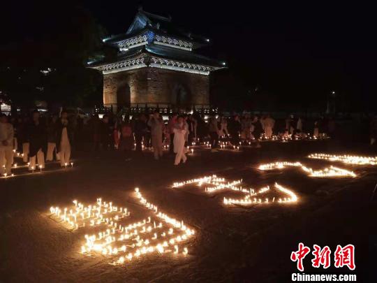 湖北十堰:武当弟子摆“太极单鞭”悼念金庸