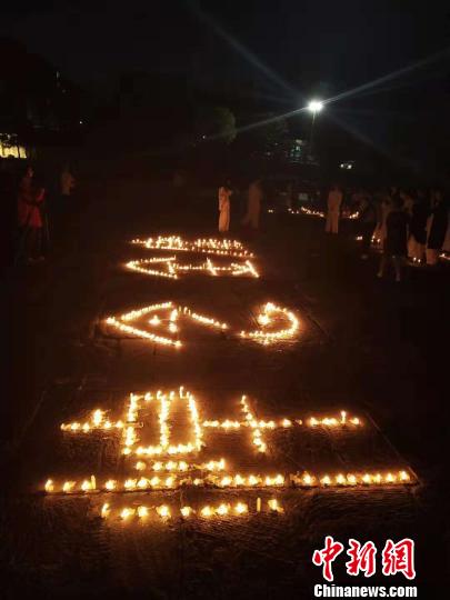 武当弟子悼念金庸 冯开春 摄 武当弟子悼念金庸 冯开春 摄