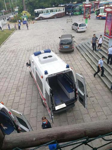 深圳欢乐谷观光车追尾:后车加速撞前车 多人受伤