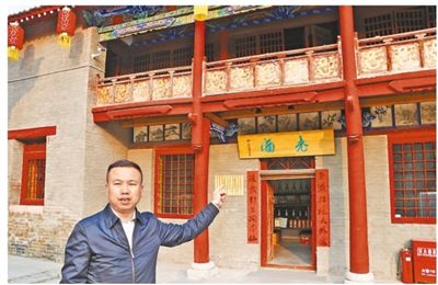 杨旭亮在其认领的凹里村关帝庙内。