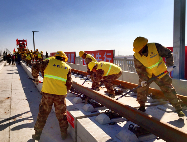 铁路工人在紧张施工中