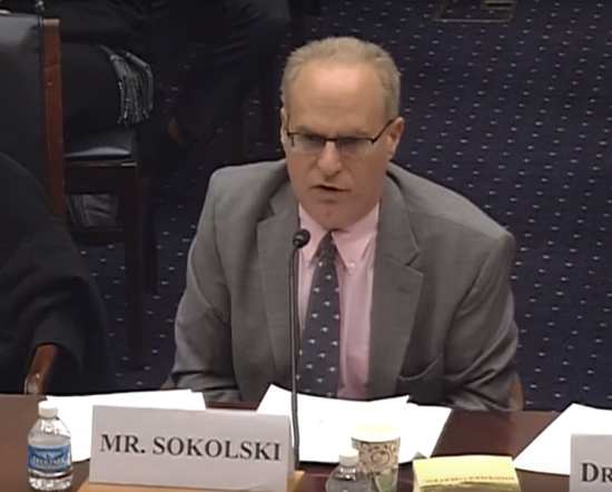 美国冷战老臣:通过中程导弹竞赛可逼迫中俄就范