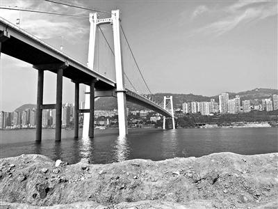 撤走救援设备的江面恢复了平静 点击进入下一页