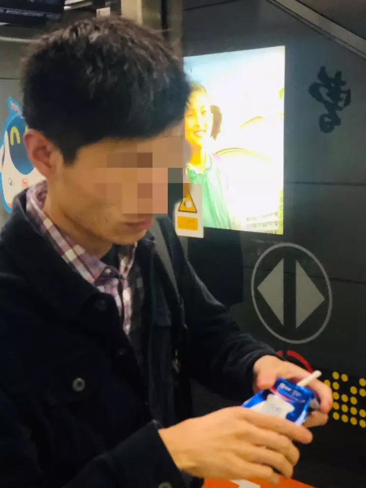 姑娘亲手抓住偷拍男:坏人一定得抓 女生要勇敢点