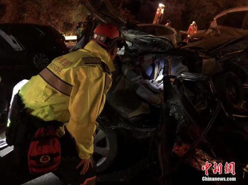 　11月3日19时21分，兰海高速兰州南收费站发生交通事故。截至4日5时，已导致15人死亡，44人受伤。事故发生后，兰州市相关部门迅速开展生命救援，夜间当地下起了大雪，给救援增加了难度。 杨青 摄