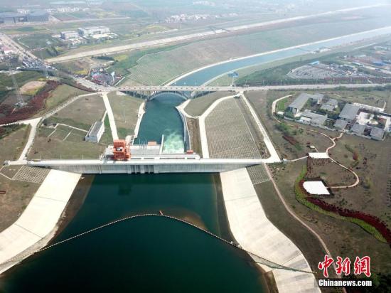 资料图：航拍“南水北调中线工程”渠首大坝。
<a target='_blank' href='http://www.chinanews.com/'>中新社</a>记者 王中举 摄