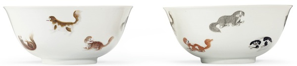 清道光 粉彩瑞犬纹碗一对 六字篆书款，直径 7 ?寸 (18.5公分)。估价：20,000-30,000美元。此拍品于2018年9月13至14日在佳士得纽约亚洲艺术周之中国瓷器及工艺精品拍卖中呈献。