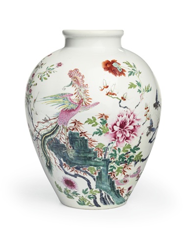 清雍正乾隆 粉彩凤纹圆罐，高13 ?寸(34.9公分)。估价：25,000-35,000美元。此拍品于2018年9月13至14日在佳士得纽约亚洲艺术周之中国瓷器及工艺精品拍卖中呈献。