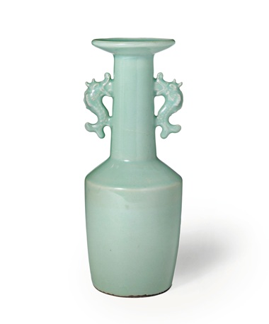 南宋 龙泉窑鱼耳瓶，高11?寸 (28.6公分)。此拍品于2018年3月22日在佳士得纽约「古韵天成–临宇山人珍藏（三）」拍卖中以275,000美元成交。