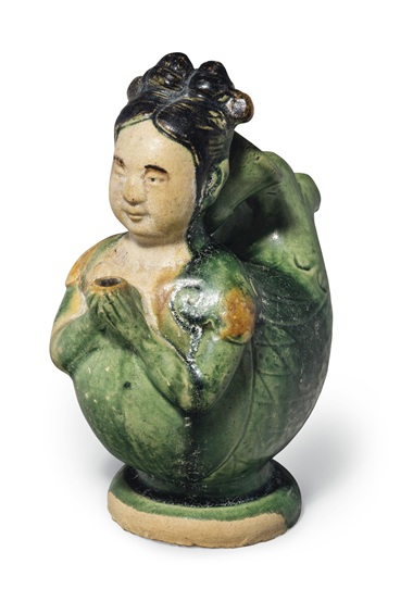 PETER SCHEINMAN珍藏，三彩迦陵频迦壶，高6 ?寸 (16.5 公分)。估价：15,000-25,000美元。此拍品于2018年9月13至14日在佳士得纽约亚洲艺术周之中国瓷器及工艺精品拍卖中呈献。