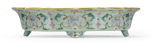 清乾隆 粉青地粉彩花卉纹四足盘，直径 7 ? 寸 (18.4公分)。估价：20,000-30,000美元。此拍品于2018年9月13至14日在佳士得纽约亚洲艺术周之中国瓷器及工艺精品拍卖中呈献。