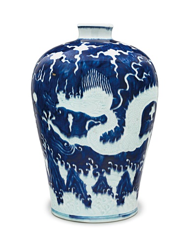 清十八世纪 青花蓝地白花海水云龙纹梅瓶，高14?寸 (36.8公分)。此拍品于2018年3月22日在佳士得纽约「澄园山房珍藏中国瓷器及工艺精品」拍卖中以732,500美元成交。