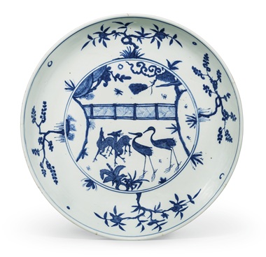明嘉靖 青花鹿鹤同春图大盘，直径16寸 (40.5公分)。估价：12,000-18,000美元。此拍品于2018年9月13至14日在佳士得纽约亚洲艺术周之中国瓷器及工艺精品拍卖中呈献。