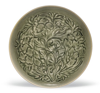 北宋  耀州窑刻牡丹纹碗，直径22公分。估价：8,000-12,000美元。此拍品于2018年9月13至14日在佳士得纽约亚洲艺术周之中国瓷器及工艺精品拍卖中呈献。