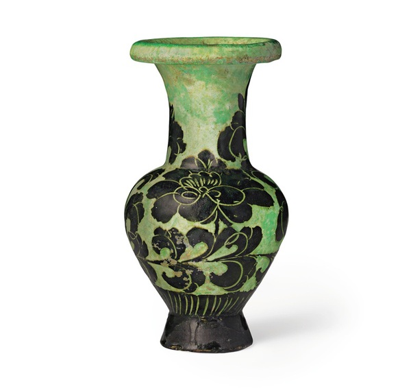 北宋金 磁州窑绿釉黑剔花牡丹纹瓶 于1938年登记为日本重要美术品；于2015年9月4日注销该认定。高8?寸 (21.5公分)。此拍品于2018年3月22日在佳士得纽约「古韵天成–临宇山人珍藏（三）」拍卖中以250,000美元成交。