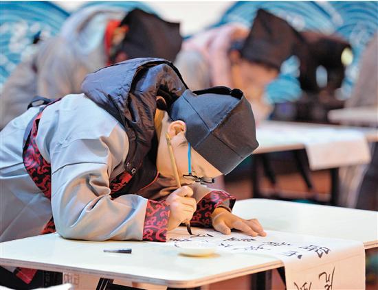 资料图：2017年12月，安徽宣城举行首届中小学生电视书法大赛 大小书法家同台挥毫。来源：视觉中国