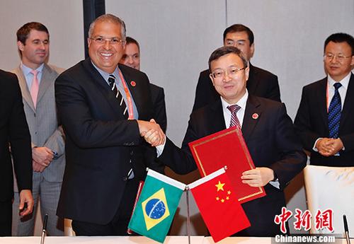 8月1日，金砖国家第七次经贸部长会议期间，中国商务部副部长王受文与巴西工业外贸和服务部副部长马塞洛·马亚在上海签署了《中华人民共和国商务部与巴西工业外贸和服务部关于服务贸易合作的谅解备忘录(两年行动计划)》。 <a target='_blank' href='http://www.chinanews.com/'>中新社</a>记者 张亨伟 摄