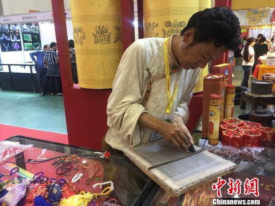 现场藏香制作演示。