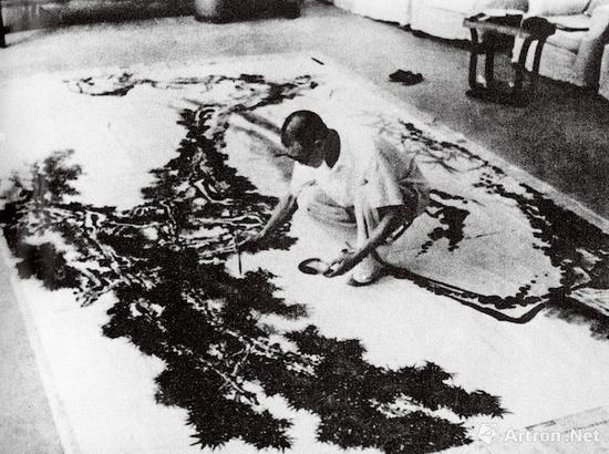 1964年潘天寿在杭州华侨饭店作大画