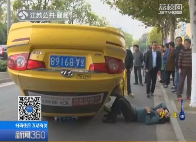 出租车撞路牙四脚朝天 交警却给司机点赞：做得对