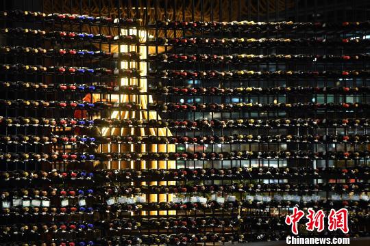 图为酒架上摆满了各种红酒。　陈超 摄