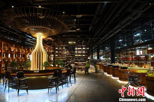 图为展厅内展示了各种红酒?！〕鲁?摄