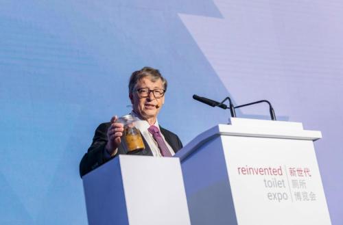 图为微软创始人比尔·盖茨在厕所博览会上演讲。 主办方供图