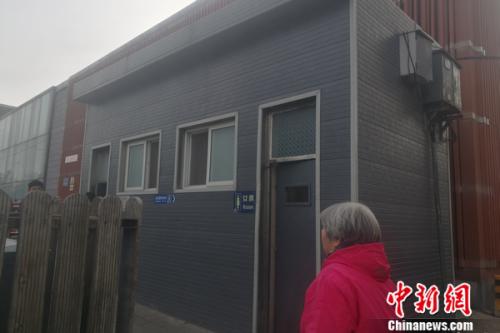 图为北京路边的公关厕所。 谢艺观 摄