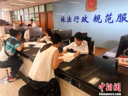 资料图：开办企业服务窗口。王子涛 摄