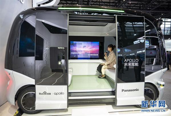 11月7日，工作人员在第五届世界互联网大会上展示搭载了车联网交互系统的无人驾驶小巴“阿波龙”的卡拉OK功能。 当日，第五届世界互联网大会在浙江乌镇开幕。
