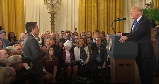 CNN记者提这个问题被打断 特朗普：够了！放下话筒