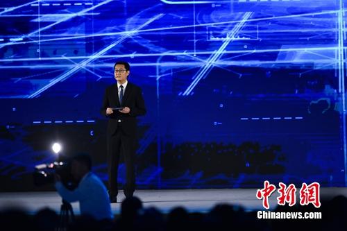 马化腾在互联网大会上介绍微信小程序。<a target='_blank' href='http://www.chinanews.com/' >中新网</a> 李骏 摄