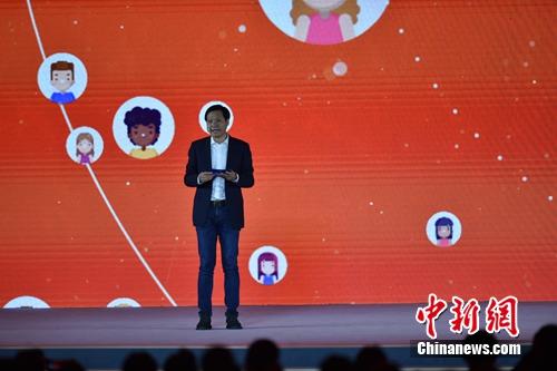 雷军在互联网大会上介绍面向智能家居的人工智能平台。<a target='_blank' href='http://www.chinanews.com/' >中新网</a> 李骏 摄