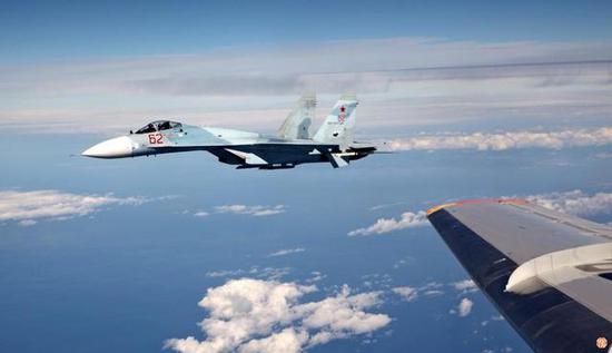 俄战机贴身拦截美侦察机：近到美机感到震动