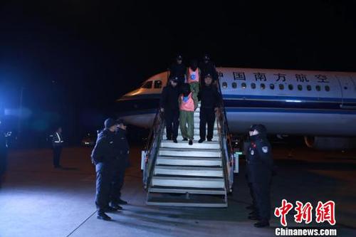 民警将嫌疑人押下飞机 警方供图 摄 民警将嫌疑人押下飞机 警方供图 摄