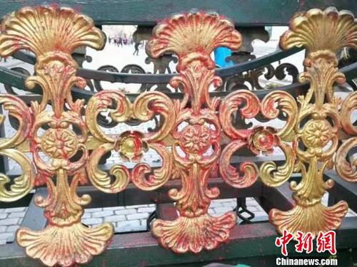 被破坏的装饰物。　刘锡菊 摄